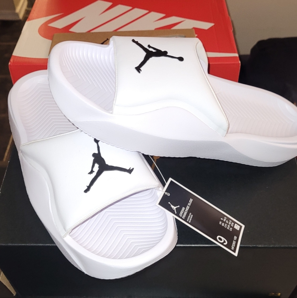 AIR JORDAN FRANCHISE SLIDE MEN'S SIZE 9 BRAND NEW IN BOX
